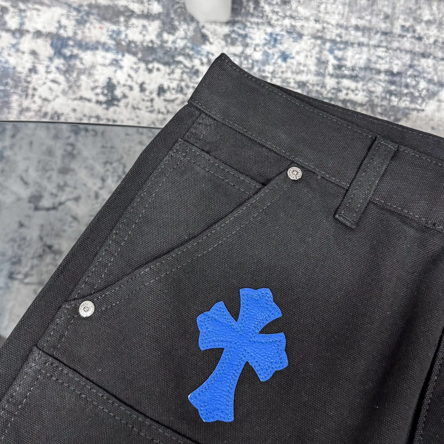 P280 𝐂𝐡𝐫𝐨𝐦𝐞 𝐇𝐞𝐚𝐫𝐭 Kroxin 25SS workwear logging Klein blue leather patchwork limited edition jeans. Kroxin’s pants are particularly outstanding in color design and stand out among similar products. It is made of beaded canvas fabric. After a complicated and delicate washing process, it feels very good when worn on the body and looks high-end and charming. The pants are three-dimensionally cut, with a crisp and stylish shape, smooth lines, and a high level of design. The hardware accessories on the pants are specially customized according to ZP standards. The beaded canvas fabric is originally thick, but after washing it becomes soft and breathable. The small leather label on the pants is specially designed, revealing unique creativity in a simple style. The production process is very exquisite, every stitching is neat and regular, and the details are handled particularly well, showing high quality. Moreover, these pants have a genderless design and can be easily worn by both boys and girls. They are perfectly in line with the current diverse and inclusive fashion trend and look good no matter how you wear them.  Size: S M L XL XXL (28.30.32.34.36) Color: Black